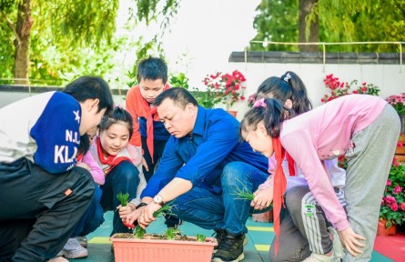 江蘇省南京市南昌路小學(xué)：課堂搬進(jìn)大自然，種花種草種夢(mèng)想