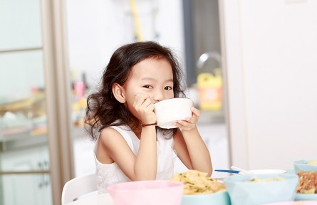 小孩吃飯時喝湯，會稀釋胃液影響消化？